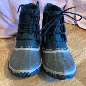 Sorel - Out n About Leather Ankle Duck Boots W 6.5 US - Black Grey Waterproof